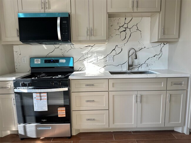 Building Photo - 8321 Coma St