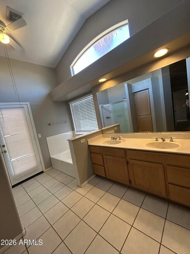 Building Photo - 1453 E Sierra Madre Ave
