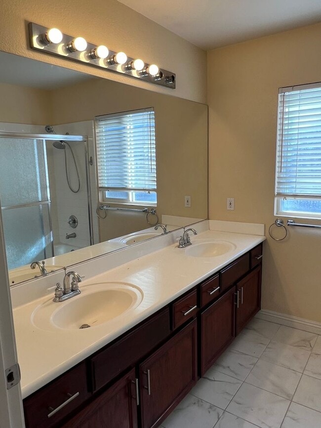 Building Photo - 6 bedroom Home With Pool and Basement