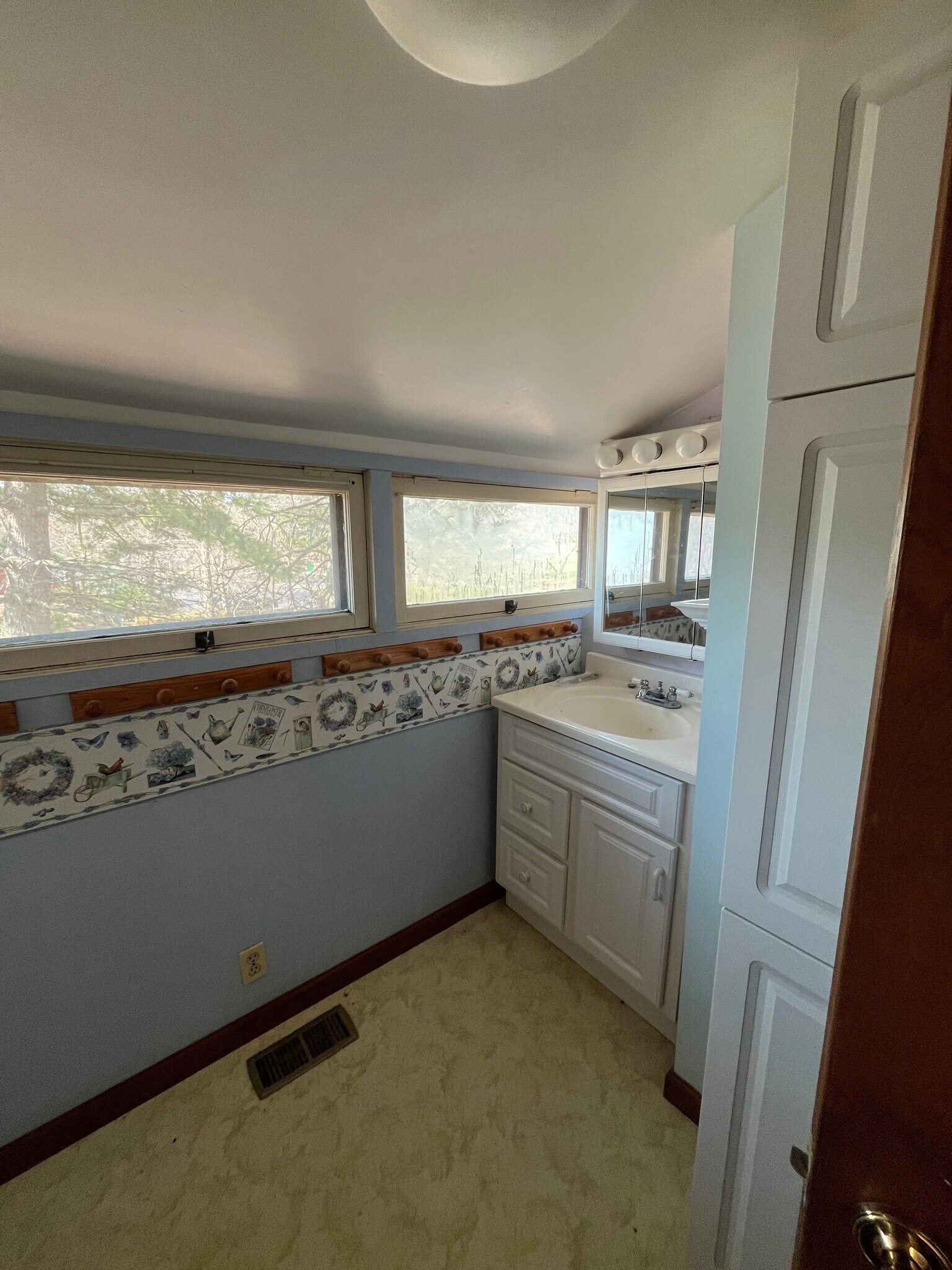 Building Photo - 2645 S River Rd