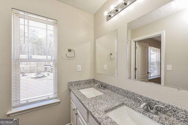 Building Photo - 6332 Ellenwood Dr