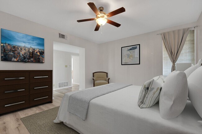 Building Photo - Charming 2 Bedroom Condominum