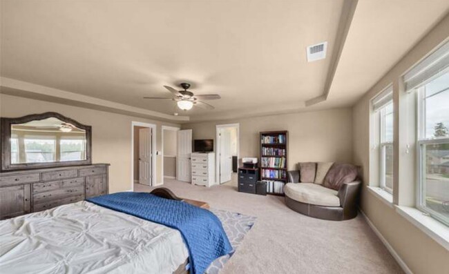 Building Photo - Teheleh Welcomes You Home to This 5 Bed Be...