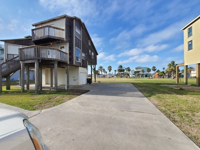 Building Photo - Fenced Jamaica Beach 3/2/1 Tri-level Home