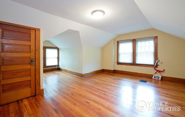 Building Photo - 187 E Northwood Ave