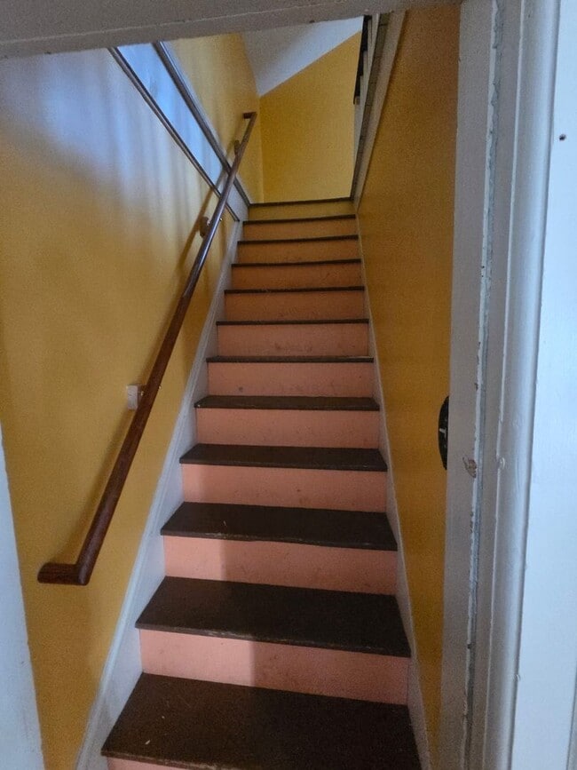 Building Photo - 4 Bed 2 Bath