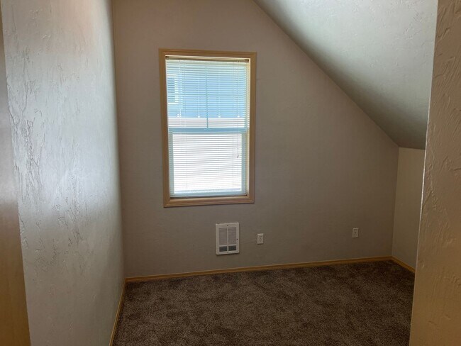 Building Photo - 2 bedroom apartment in a great neighborhood!