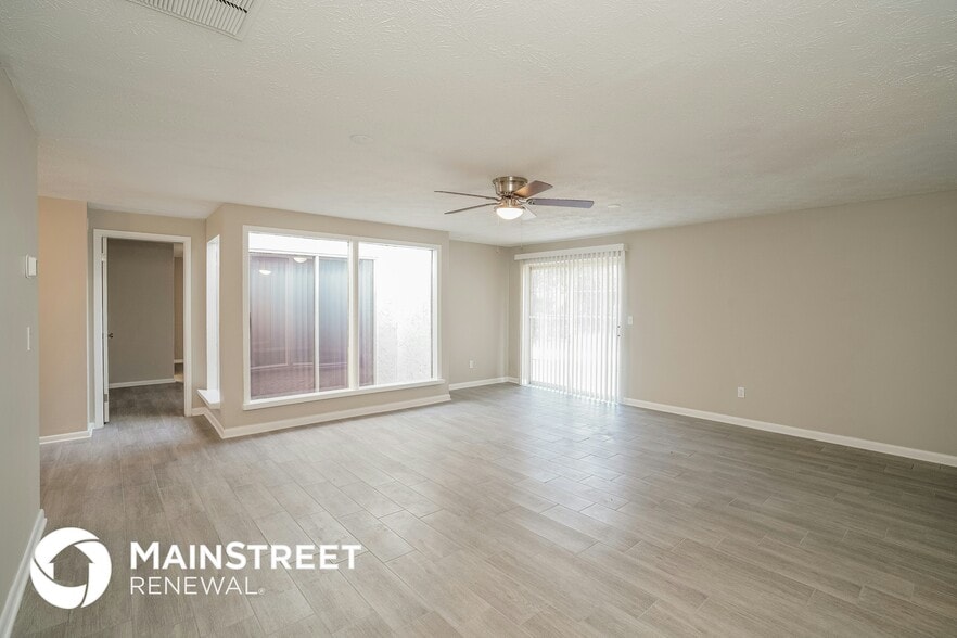 Building Photo - 970 Dostie Cir