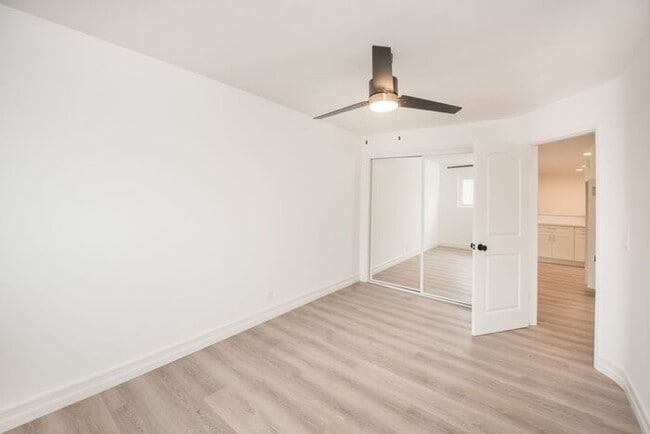 Building Photo - Downtown HB Remodled unit - 2 blocks from the sand
