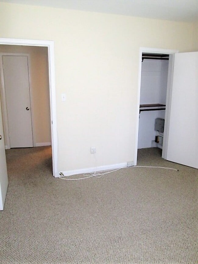 Building Photo - Charming 1 Bed 1 Bathr Condo In Much Sough...