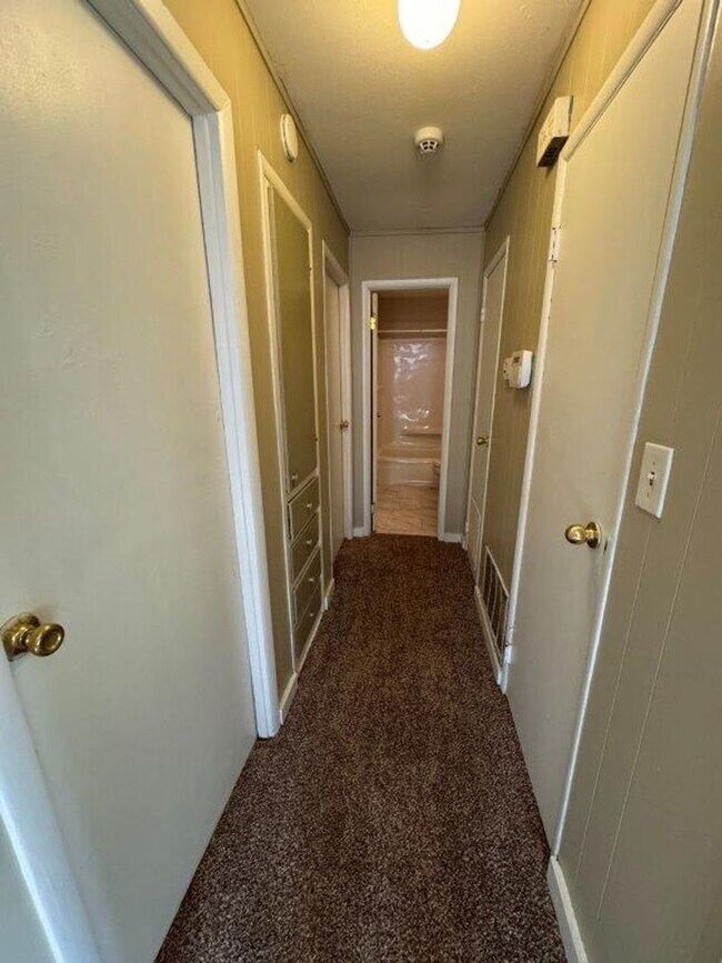 Building Photo - 3 bed, 1 bath home for rent in Moore near Santa Fe and NW 27th Street, New paint, and flooring!