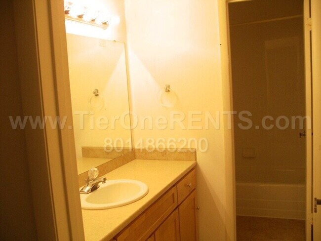Building Photo - NO DEPOSIT option available for qualified ...