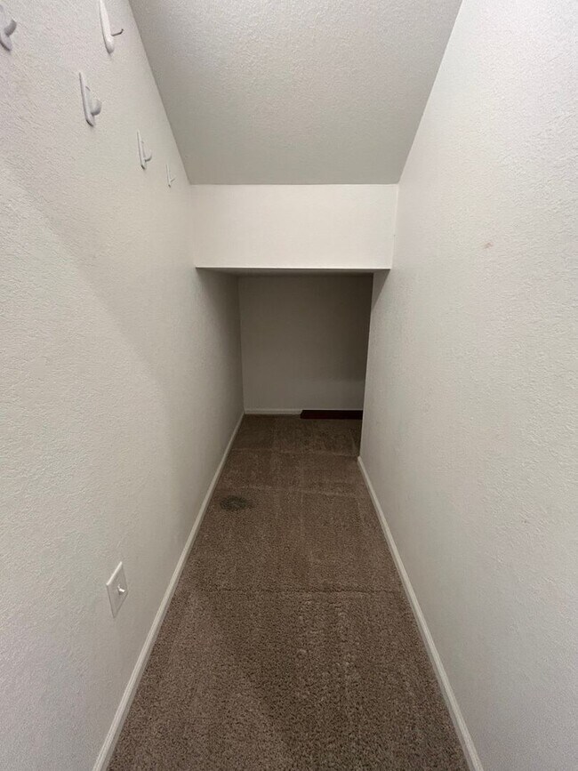 Building Photo - Modern Three Bedroom Townhome Available For Rent in Creekside