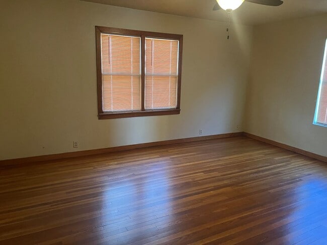 Building Photo - Country Living Home