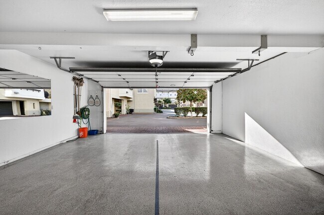 Building Photo - Beautiful Upgraded Townhome: 1,676 sqft, 2-Car Garage + Iron Horse Trail Access