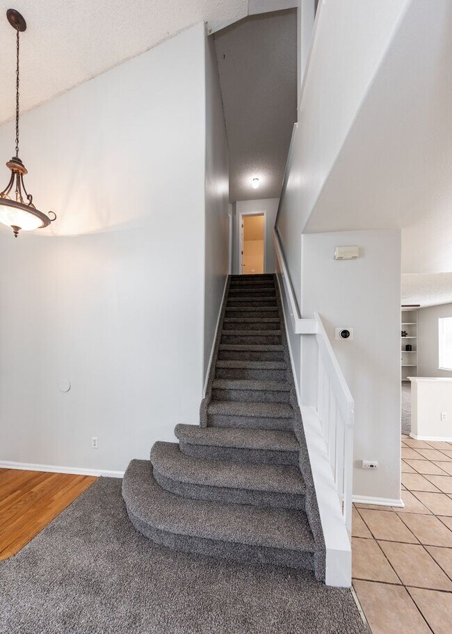 Building Photo - Newly Updated 4 Bed Home Centrally Located