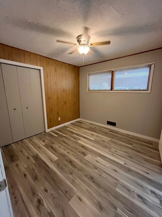 Building Photo - 10441 York Ave S