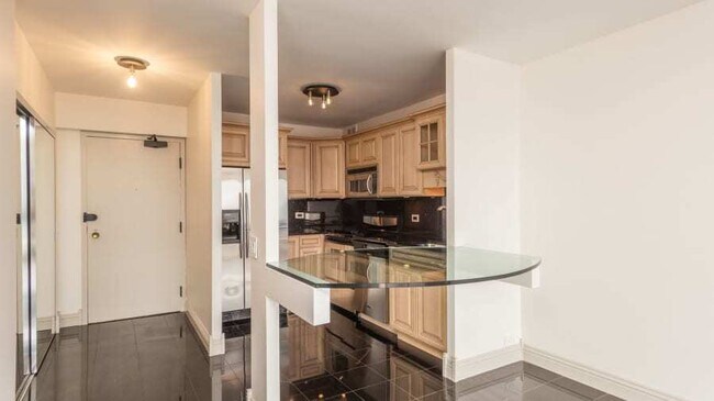 Building Photo - 5415 N Sheridan Rd