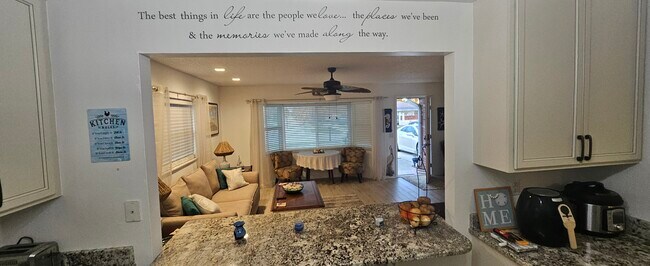 Building Photo - 137 Magnolia St