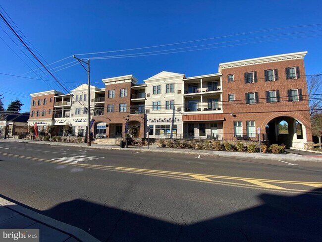 Building Photo - 200 N Sycamore St