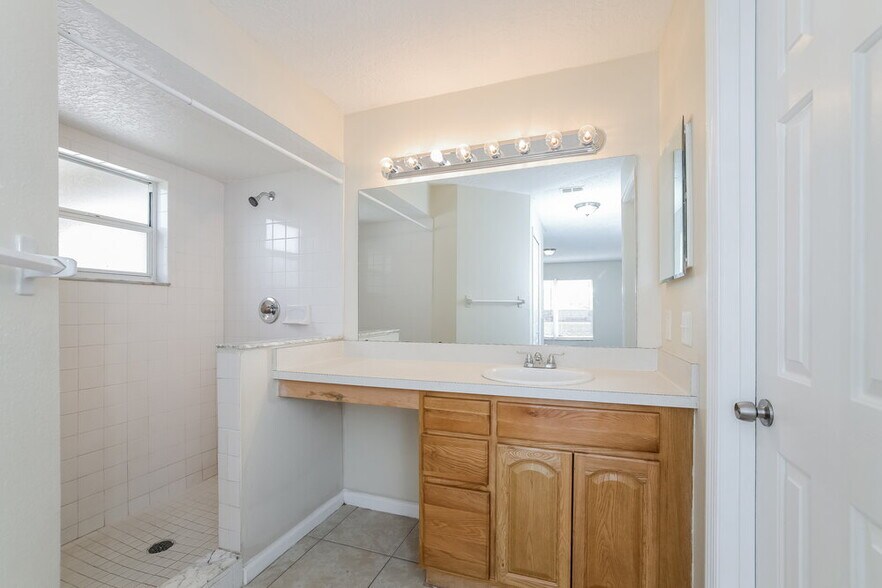 Building Photo - 646 Jaguar Ct