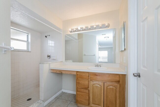 Building Photo - 646 Jaguar Ct