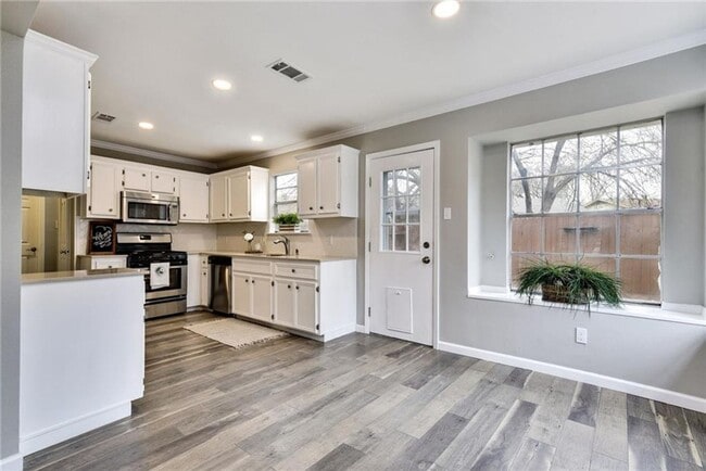 Building Photo - Charming North Austin 3x2.5