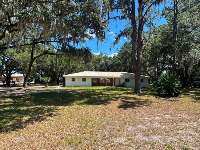 Building Photo - No HOA. Oversized 3/2 Home. NEW PHOTOS COMING SOON