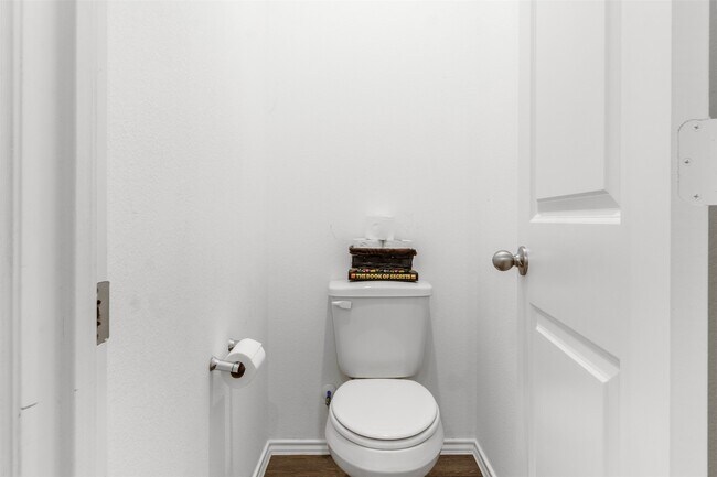 Building Photo - 1008 Llano Trl