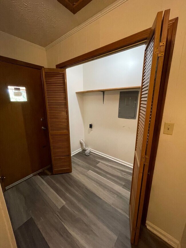 Building Photo - Secluded 2/1.5 Apartment East Rome $1,095