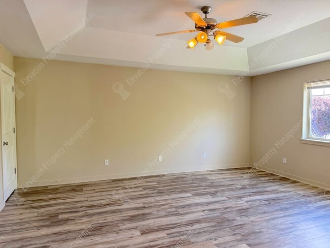 Building Photo - 3 BR home with fenced yard