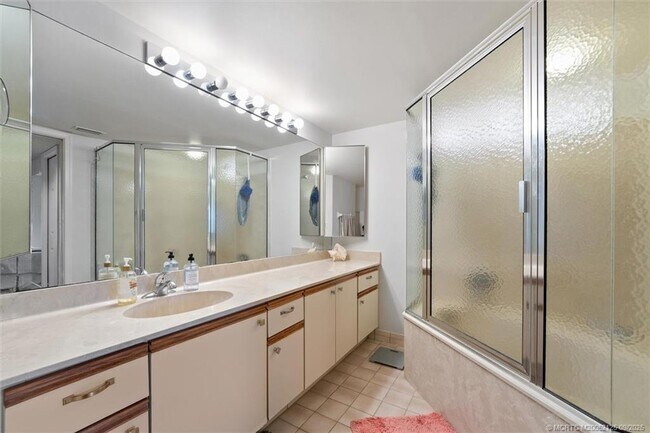 Building Photo - 3450 SE Martinique Trce