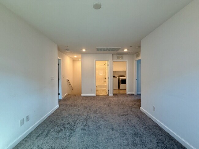 Building Photo - 3 BED 2.5 BATH 2 CAR GARAGE TOWNHOUSE W/ LOFT IN HENDERSON CADENCE COMMUNITY FEAT. COMMUNITY POOL!