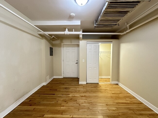 Building Photo - 4824 W Addison St