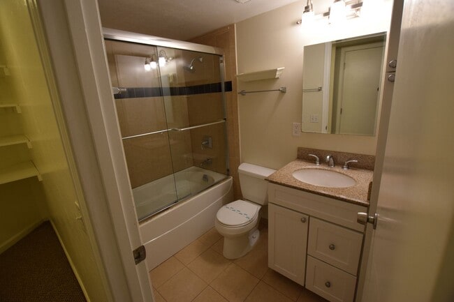 Building Photo - Spacious, Beautiful 1 Bed/1.5 Bath Condo i...