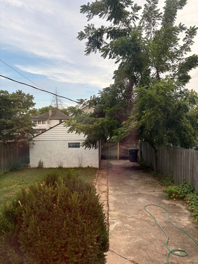 Building Photo - 513 E Jenkins Ave