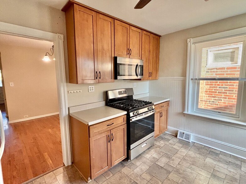 Building Photo - 706 W Railroad Ave