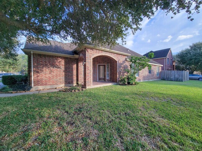 Building Photo - Fantastic looking 4 bedroom and 2 bathroom home in a great neighborhood nestled in the heart of S...