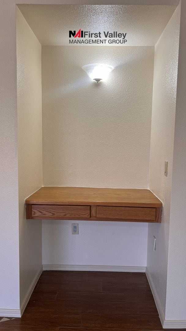 Building Photo - 2 Bedrooms, 2 Baths