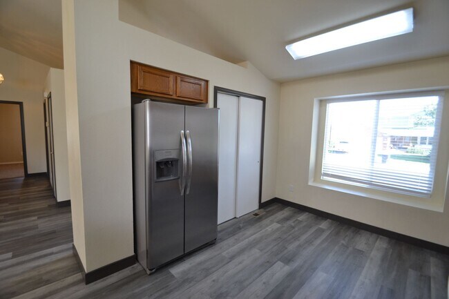 Building Photo - 5 Bed 3 Bath Ranch with Finished Basement