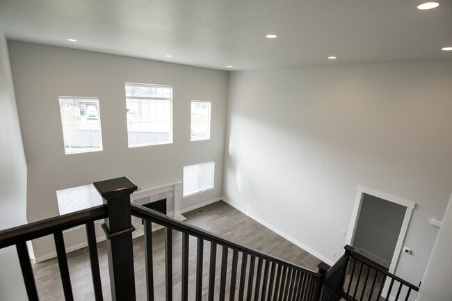 Building Photo - Gorgeous 2-Story Home In a Gated Community!