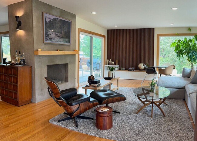Building Photo - Beautiful, Private, Bright, Remodeled 3 Bd...