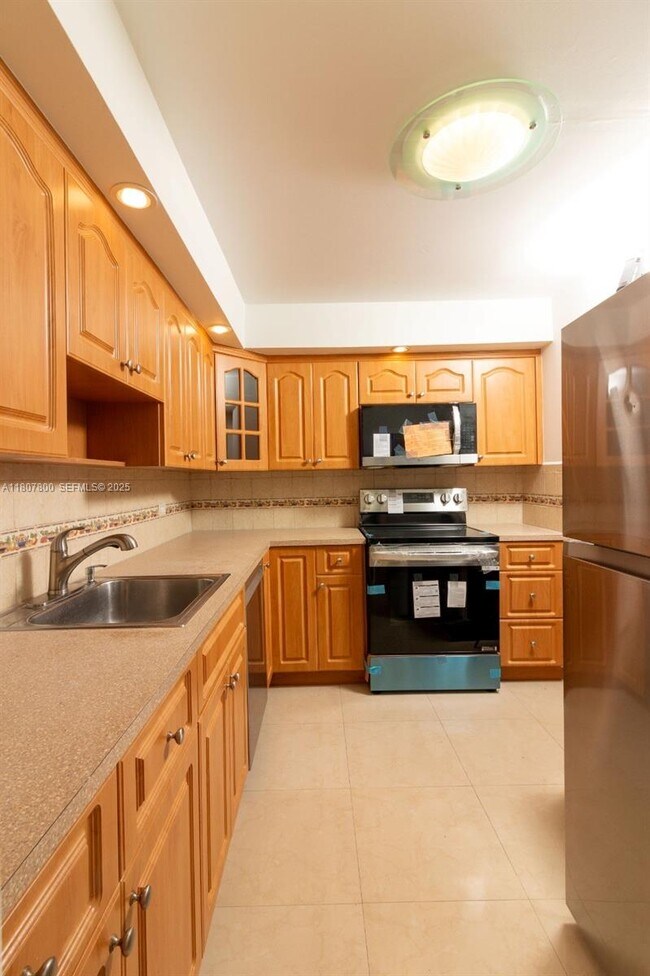 Building Photo - 447 NE 195th St