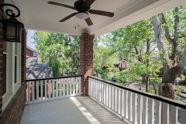 Building Photo - Quiet, Spacious 2BR/1BA