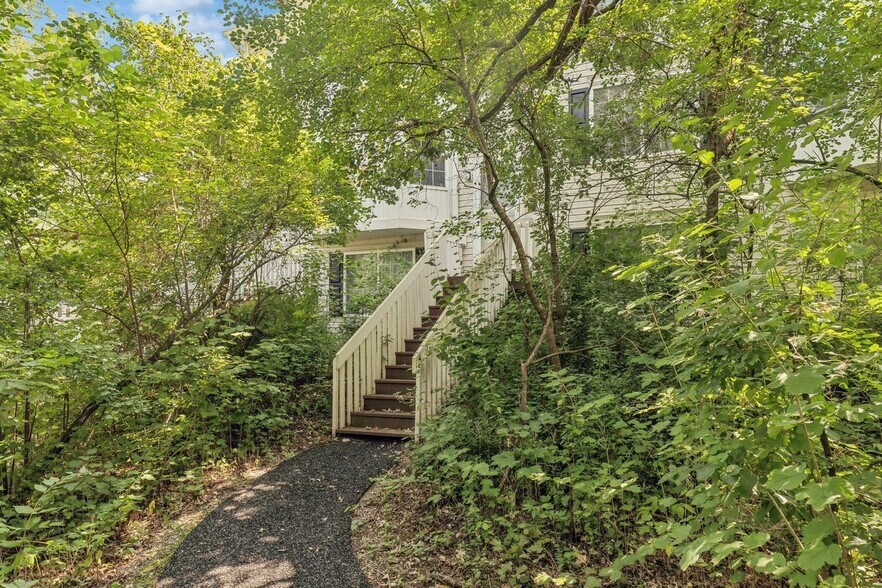 Primary Photo - 328 W Whispering Oaks Ln