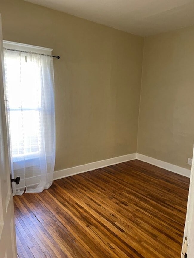 Building Photo - Charming 20's home