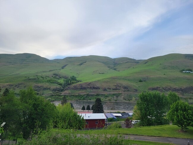 Building Photo - Stunning Lenore House With Breathtaking Views