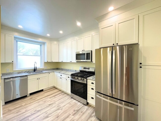 Building Photo - 12 Briggs St