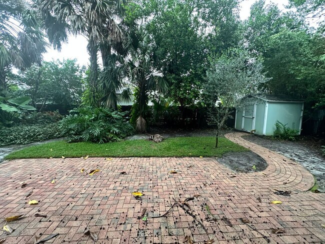 Building Photo - Stunning 3/2 Bungalow near the historic di...