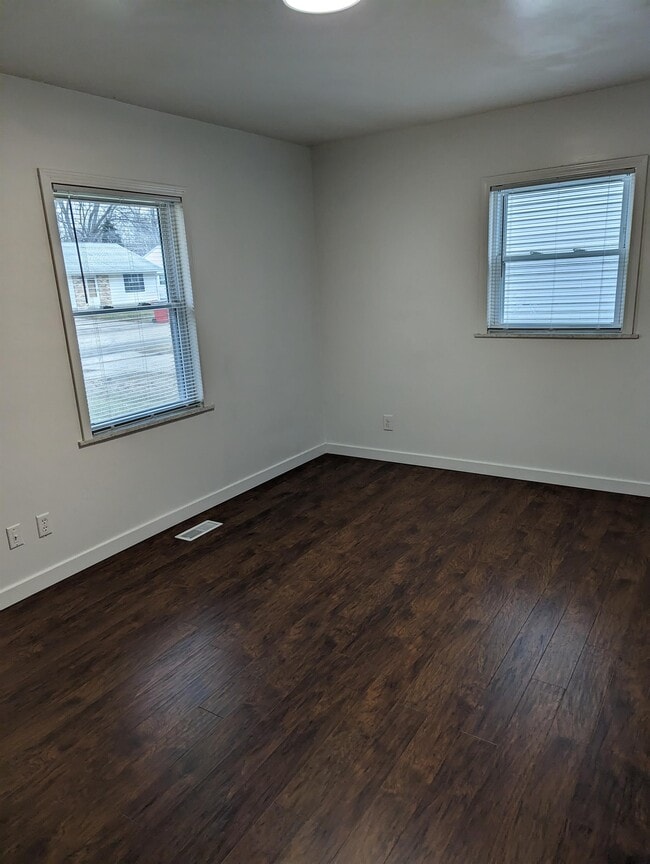 Building Photo - 3303 Sylvan Dr